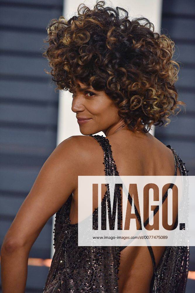 Halle Berry attends the Vanity Fair Oscar Party at the Wallis Annenberg Center for the Performing Arts in Beverly Hills, California on February 26, 2017. LAP201702262090 CHRISTINExCHEW