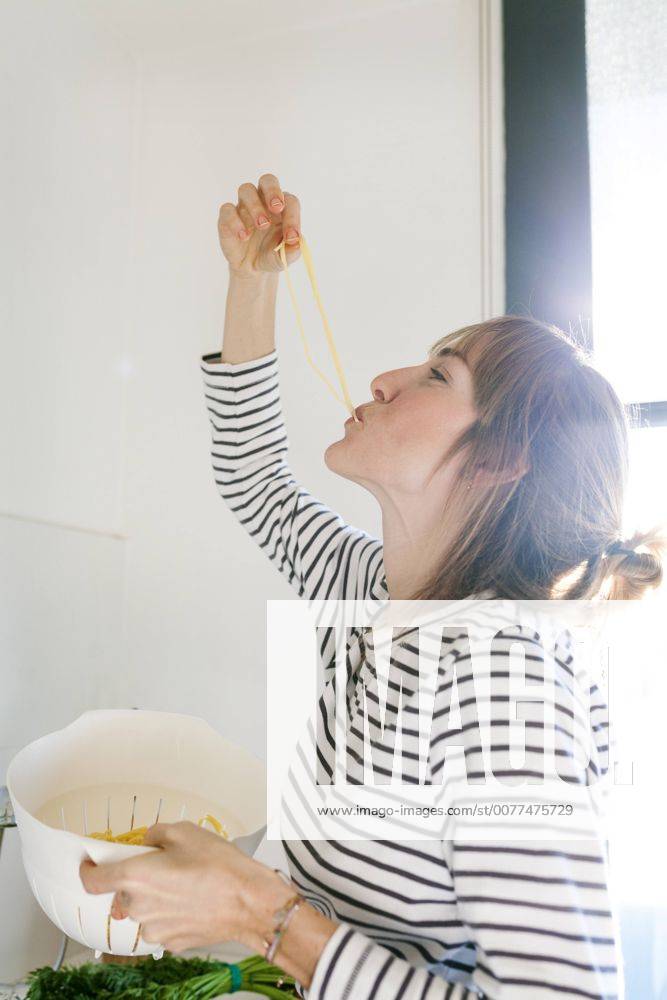 Young woman cooking pasta model released Symbolfoto property released VABF01174