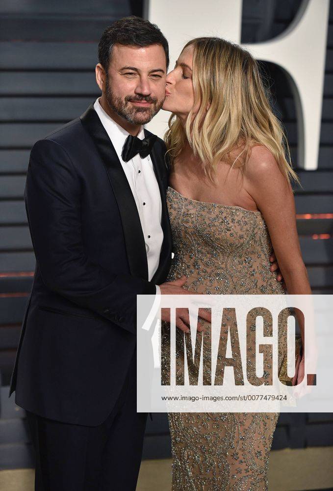 Jimmy Kimmel gets a kiss from his wife Molly McNearney as they arrive for the Vanity Fair Oscar Party at the Wallis Annenberg Center for the Performing Arts in Beverly Hills, California on February 26, 2017. LAP201702262107 CHRISTINExCHEW