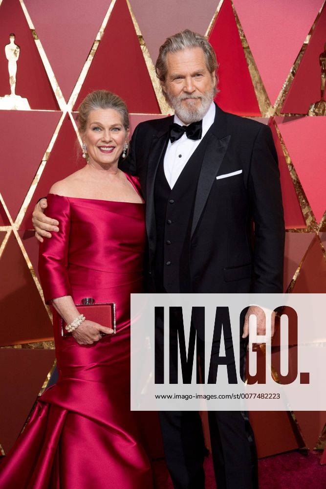Feb 26, 2017 - Hollywood, California, U.S - JEFF BRIDGES, Oscar nominee, and guest arrive on the red carpet of The 89th Oscars at the Dolby Theatre in Hollywood, CA on Sunday, February 26, 2017. Hollywood U.S - ZUMAz03_ 20170226_sho_z03_523