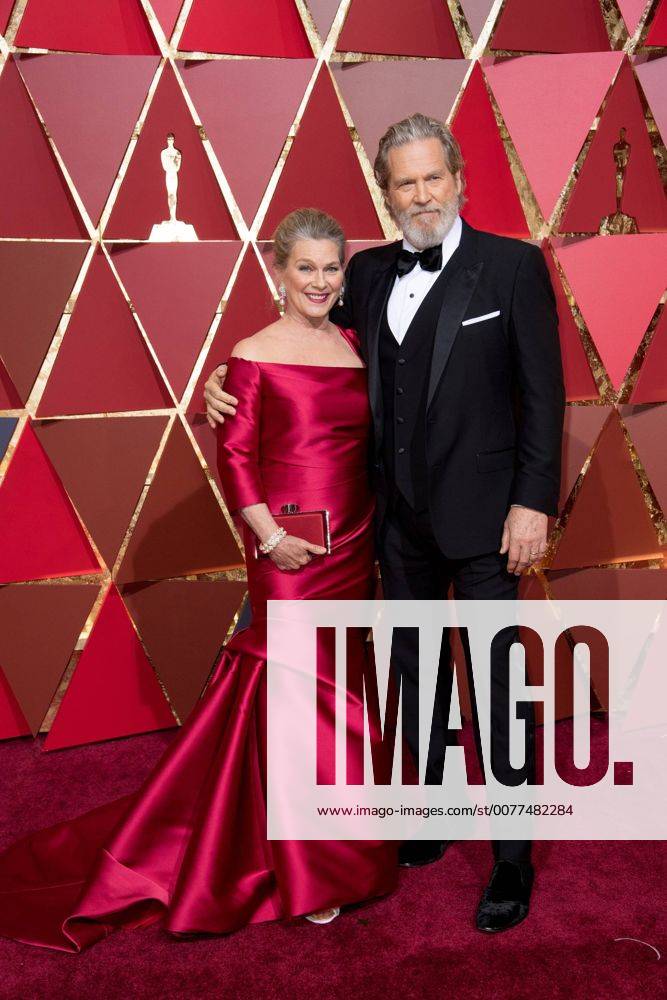 Feb 26, 2017 - Hollywood, California, U.S - JEFF BRIDGES, Oscar nominee, and guest arrive on the red carpet of The 89th Oscars at the Dolby Theatre in Hollywood, CA on Sunday, February 26, 2017. Hollywood U.S - ZUMAz03_ 20170226_sho_z03_521