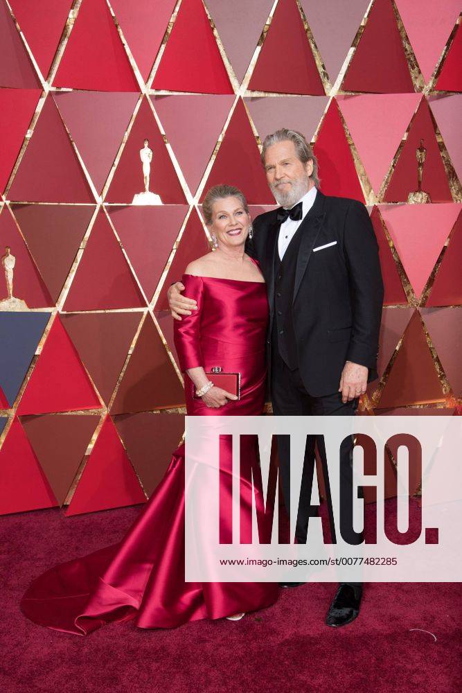 Feb 26, 2017 - Hollywood, California, U.S - JEFF BRIDGES, Oscar nominee, and guest arrive on the red carpet of The 89th Oscars at the Dolby Theatre in Hollywood, CA on Sunday, February 26, 2017. Hollywood U.S - ZUMAz03_ 20170226_sho_z03_524
