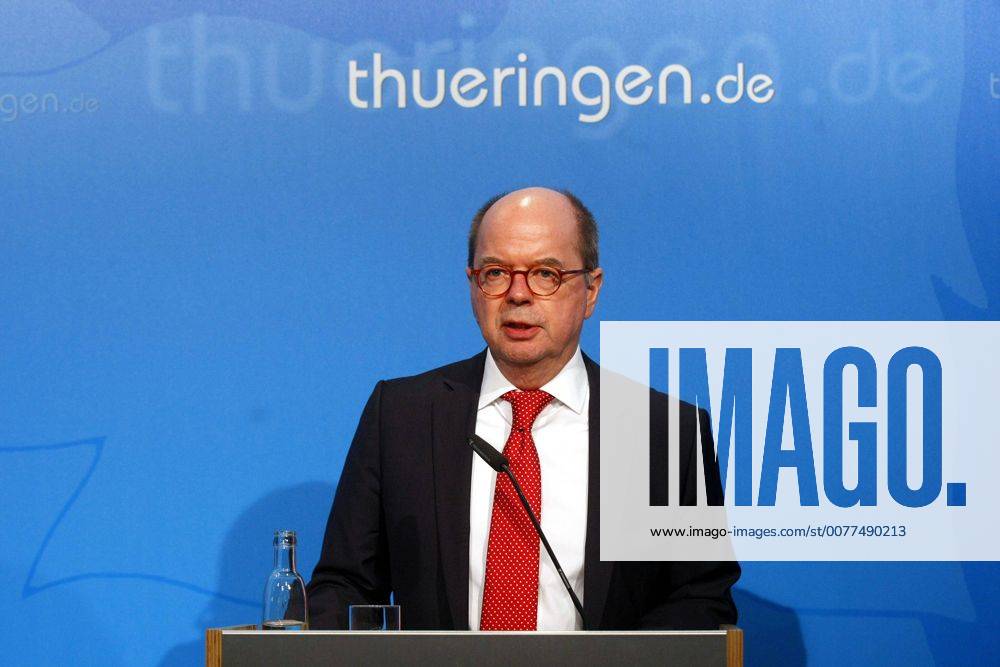Erfurt Regierungsmedienkonferenz Thüringen Im Foto: Regierungssprecher Günter Kolodziej. Finanzinisterin Heike Taubert informiert über die Eckwerte für den Doppelhaushalt 2018 2019. Mit dem entsprechenden Kabinettsbeschluss setzt die Landesregierung den Startpunkt für einen soliden Doppelhaushalt. Das Eckwerteverfahren gibt Planungssicherheit, denn es vereint vorausschauende und begrenzende Faktoren. Gleichzeitig eröffnet es den Ressorts eigenverantwortlichen Gestaltungsspielraum, sagt sie.