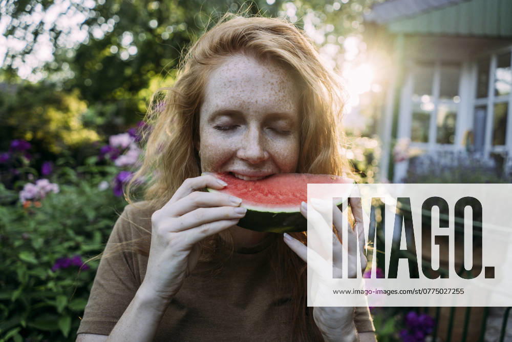 Woman with freckles eating watermelon in back yard model released, Symbolfoto property released, JOSEF26286