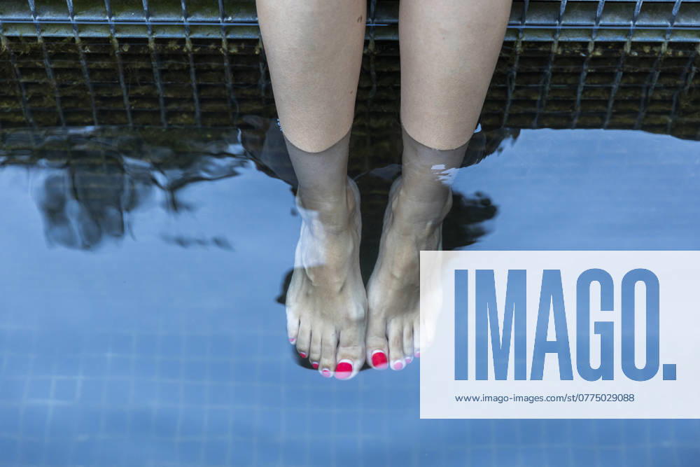 Legs of woman in water of swimming pool model released, Symbolfoto, MEGF00922
