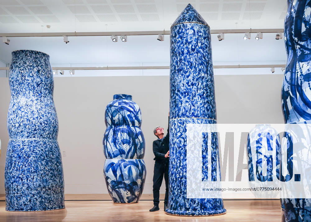 Bilder des Jahres 2024, Entertainment 10 Oktober Entertainment Themen der Woche KW43 Expressions in Blue: Monumental Porcelain by Felicity Aylieff photocall at Shirley Sherwood Gallery, Kew Gardens, London, UK London, UK. 24th Oct 2024. Artist Felicity Aylieff poses with works in the Forest of Porcelain room. Expressions in Blue: Monumental Porcelain by Felicity Aylieff features 40 new works created especially for Kew. The exhibition runs from 26 October 2024 23 March 2025., Credit:Avalon
