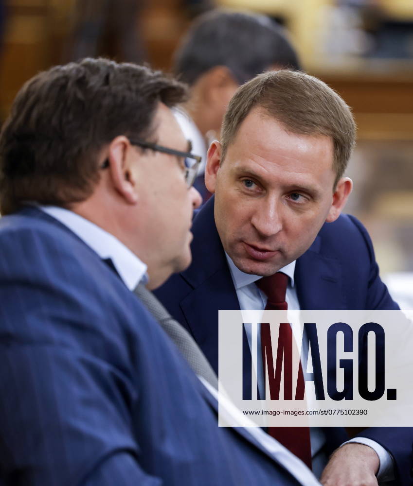 RUSSIA, MOSCOW - OCTOBER 24, 2024: Russia s Minister of Natural Resources and Environment Alexander Kozlov (R) is seen during a government meeting at the House of the Russian Government. Dmitry Astakhov POOL TASS 75318516