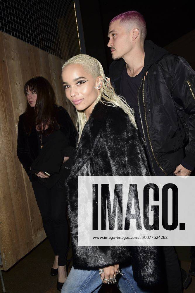 Zoe Kravitz mit Freund - Ankunft Modenschau Yves St Laurent - Paris - 28 02 2017 JBAutissier Panoramic