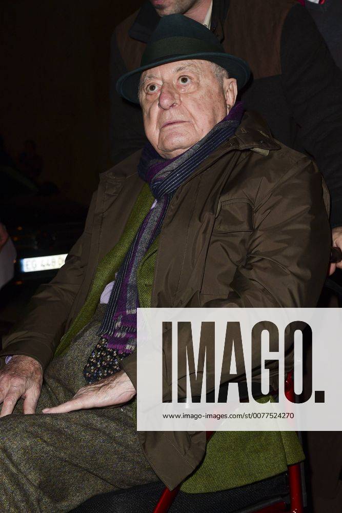 Pierre Berge en Fauteuil roulant - Ankunft Modenschau Yves St Laurent - Paris - 28 02 2017 JBAutissier Panoramic