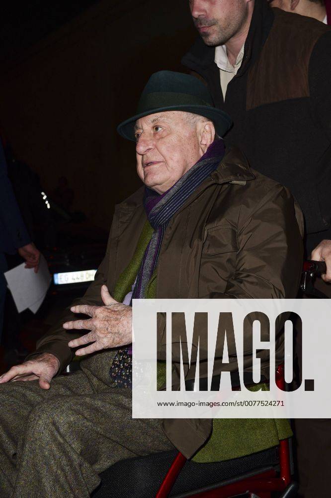 Pierre Berge en Fauteuil roulant - Ankunft Modenschau Yves St Laurent - Paris - 28 02 2017 JBAutissier Panoramic