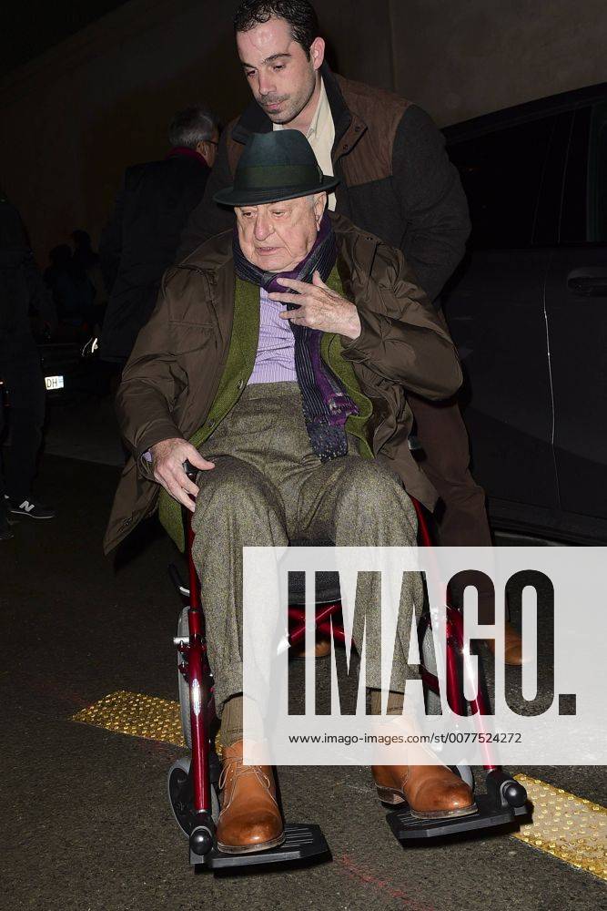 Pierre Berge en Fauteuil roulant - Ankunft Modenschau Yves St Laurent - Paris - 28 02 2017 JBAutissier Panoramic