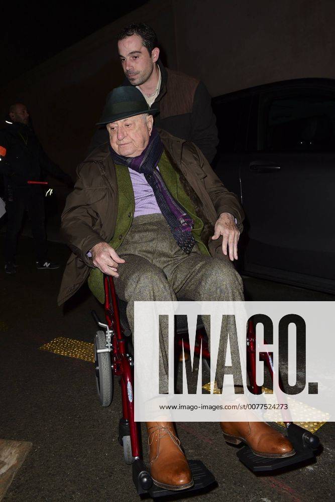 Pierre Berge en Fauteuil roulant - Ankunft Modenschau Yves St Laurent - Paris - 28 02 2017 JBAutissier Panoramic