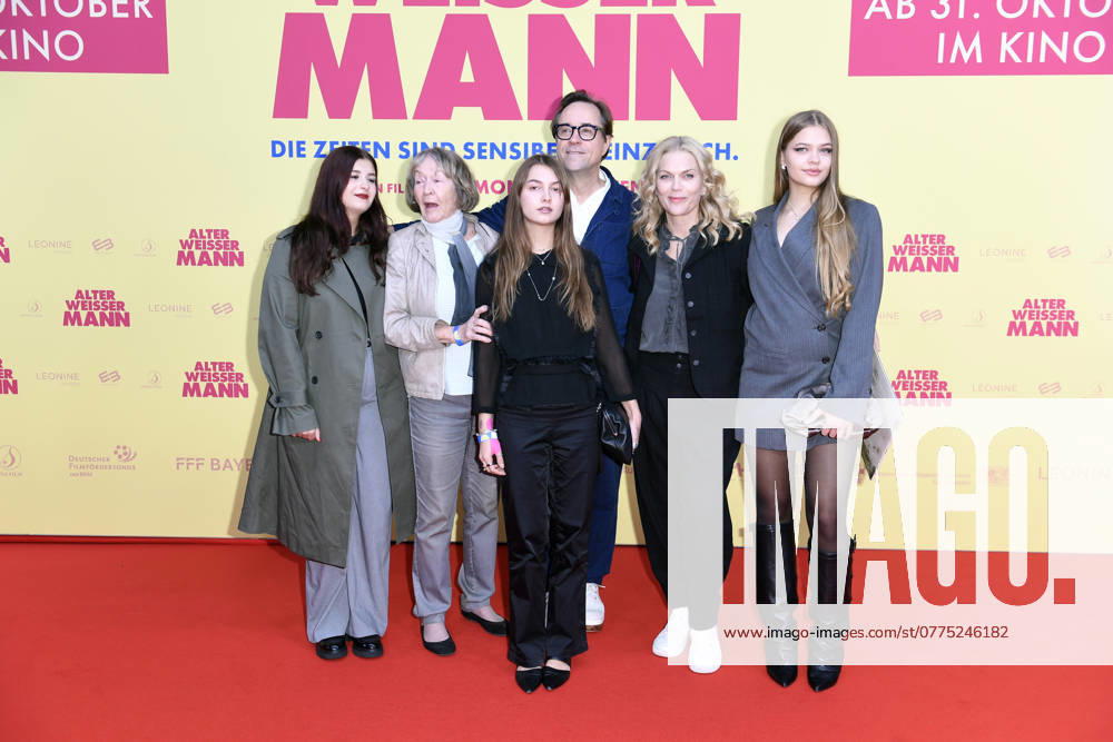 Didem Fidancant, Brigitte Waehner mother of Jan Josef Liefers , Lilly Anna Sophia Liefers daughter of Jan Josef Liefers, Anna Loos , Jan Josef Liefers, Anna Loos and Lola Marie Josefine Liefers daughter of Jan Josef Liefers, Anna Loos at the premiere ALTER WEISSER MANN at the ZOO Palast in Berlin on 24 10 2024