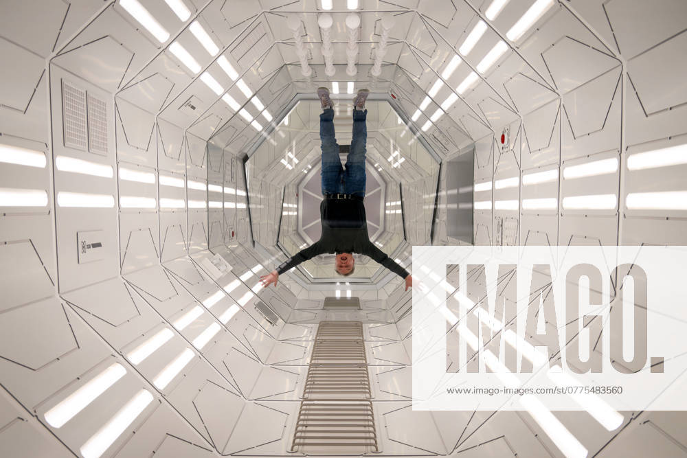 Kunst Kultur Museum 25 10 2024 Wolfsburg Autostadt Kunstmuseum Exhibition Leandro Erlich ARG weightless Leandro Erlich had a spaceship built for the exhibition We can enter the upper part Through mirrors it looks as if we are floating weightlessly in it Wolfsburg Lower Saxony GER