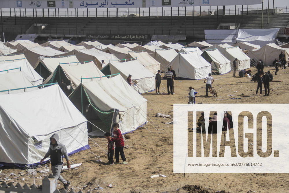 Hundreds of families fleeing Israeli army s intense attacks on Jibalya, Beit Hanoun and Beit Lahia in northern Gaza shelter in the tent camp established at the Yarmouk Stadium, in Gaza City, Gaza on October 26, 2024. Gaza City Palestine - ZUMAq100 20241026_zaa_q100_017
