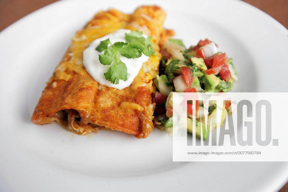 IMAGO Creative, Food, Enchiladas Sept. 3, 2009 - Detroit, MI, USA - Leftover chicken fits perfectly in creamy chicken enchiladas. - ZUMAm67_ 20090903_zaf_m67_003