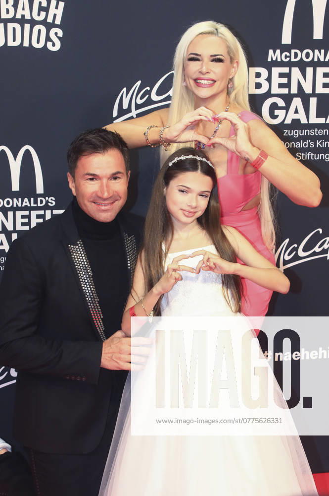 Lucas Cordalis, Sophia Katzenberger with Daniela Katzenberger at the 19 McDonald s Benefit Gala for the McDonald s Childrens Aid Foundation at the Eisbach Studios Munich, 26 10 2024 Foto:xM.xWehnertx xFuturexImagex mcdonalds_4132