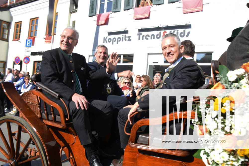 In the procession carriage Joachim Herrmann Minister of the Interior Christian Bauer Mayor of Grafing Thomas Huber MdL Grafing Stadt Bayern 27 10 2010 Town hall Marketplace Leonhardi ride Leonhardi church Horse blessing Stand concert Glonner Musi Stadtkapelle Grafing Grafing
