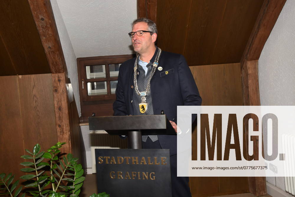 In the town hall Christian Bauer Mayor of Grafing Grafing City Bavaria 27 10 2010 Town hall Marketplace Leonhardifahrt Leonhardikirche Horse blessing Stand concert Glonner Musi Stadtkapelle Grafing Grafing