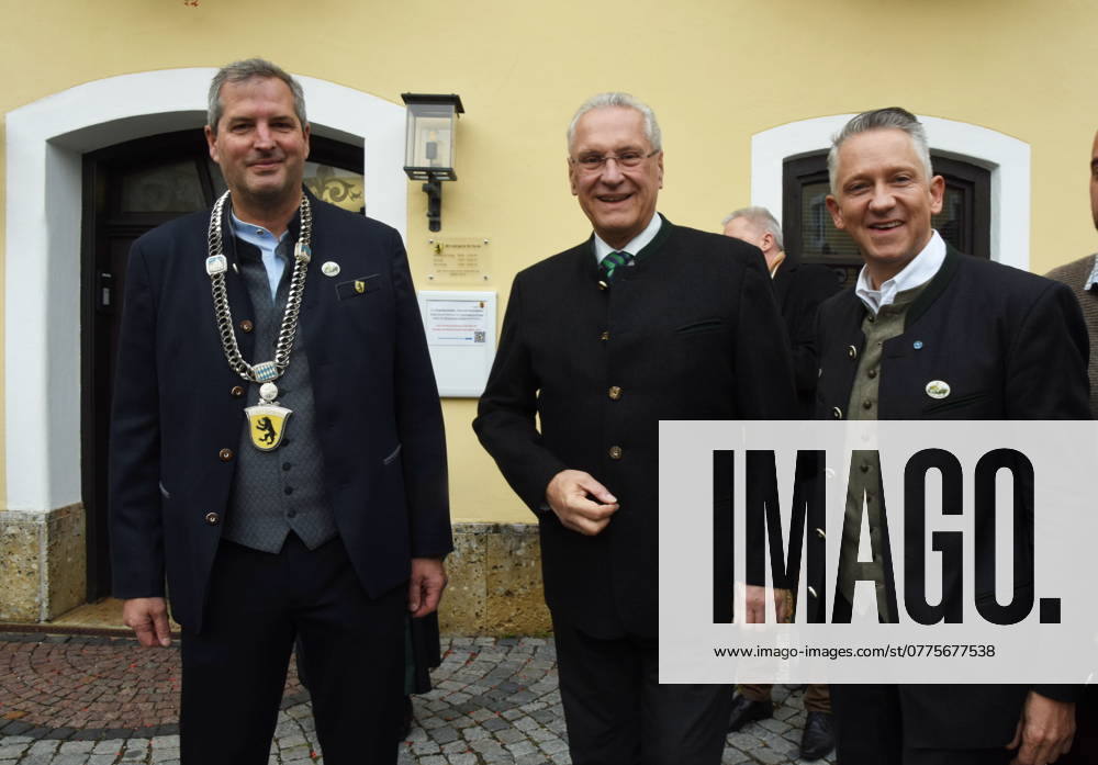 In front of the town hall Christian Bauer Mayor of Grafing Joachim Herrmann Minister of the Interior Thomas Huber MdL Grafing City of Bavaria 27 10 2010 Town hall Marketplace Leonhardifahrt Leonardikirche Horse blessing Stand concert Glonner Musi Stadtkapelle Grafing Grafing