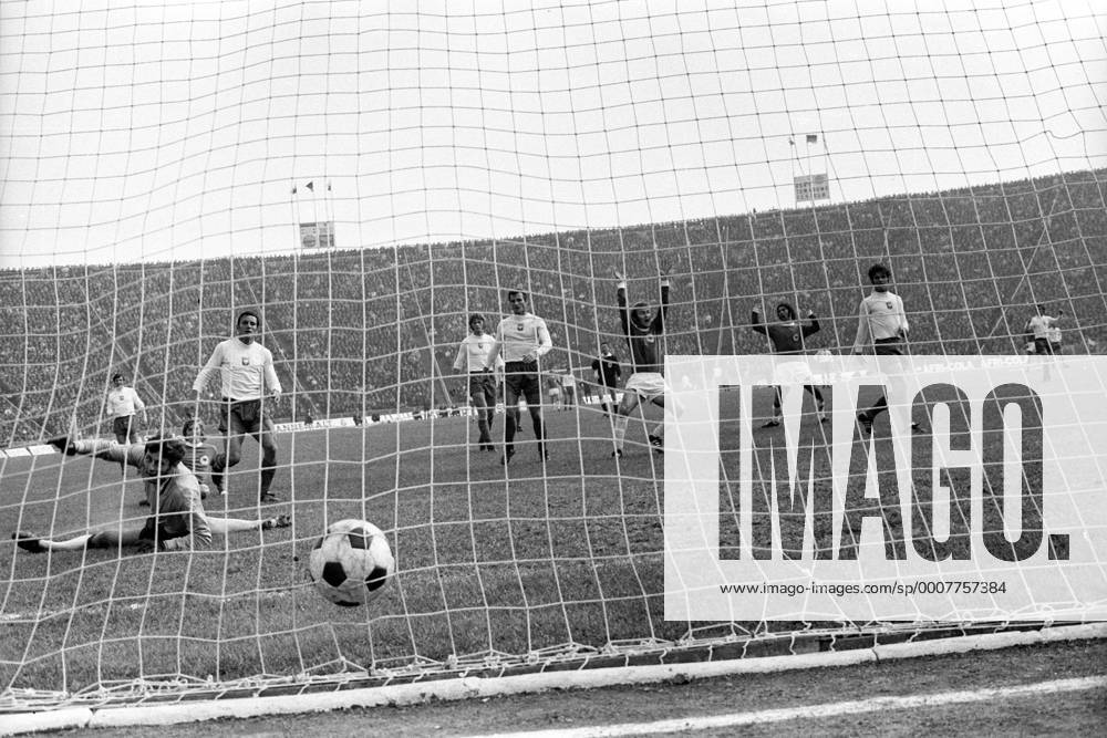 EM Qualifikation 1971 in Warschau - Polen - BR Deutschland - 1:3 - Horst Köppel (Mitte) und Gerd Müller (3.v.re.) jubeln über das 3:1 von Jürgen Grabowski (3.v.li., alle BRD) Aktion
