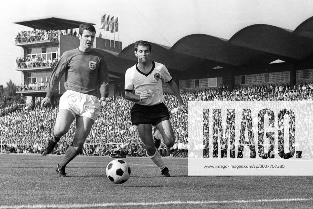 Freundschaftsspiel 1968 in Hannover - BR Deutschland - England 1:0 - Max Lorenz (BRD, re.) gegen Brian Labone (England) Aktion