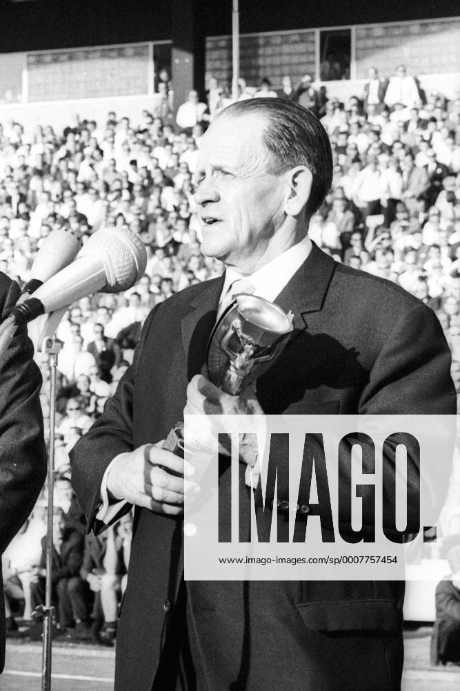 Freundschaftsspiel 1964 in Hannover - BR Deutschland - Bundestrainer Sepp Herberger (BRD) präsentiert den Coupe Jules Rimet, die Weltmeisterschaftstrophäe, welche er 1954 mit seinem Nationalteam erringen konnte - Nunmehr wird er als Bundestrainer verabschiedet Einzelbild