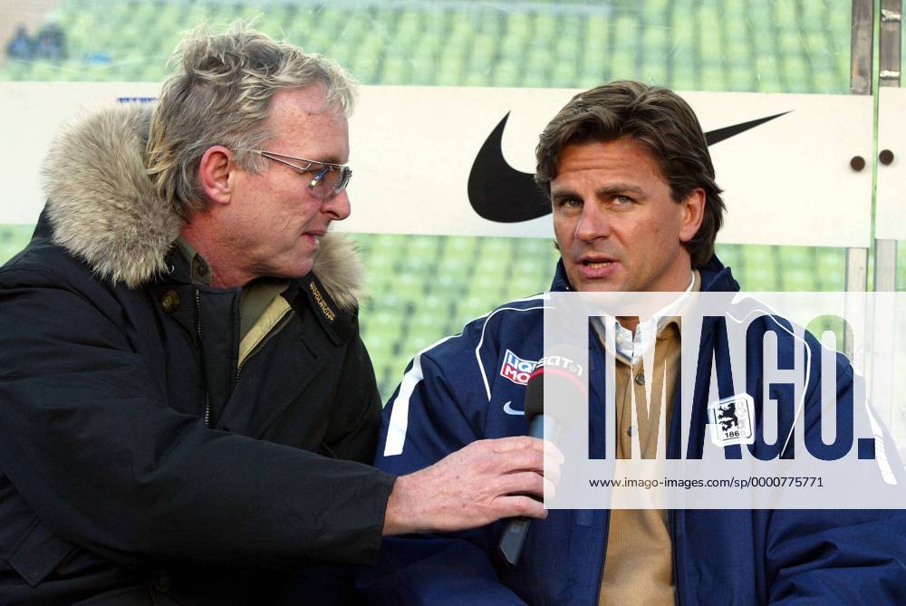 Trainer Falko Götz (1860, re.) im Interview mit SAT 1-Reporter Ulli Köhler Fußball 1. BL Herren Saison 2002 2003, TSV 1860 München, Vdig Gruppe München