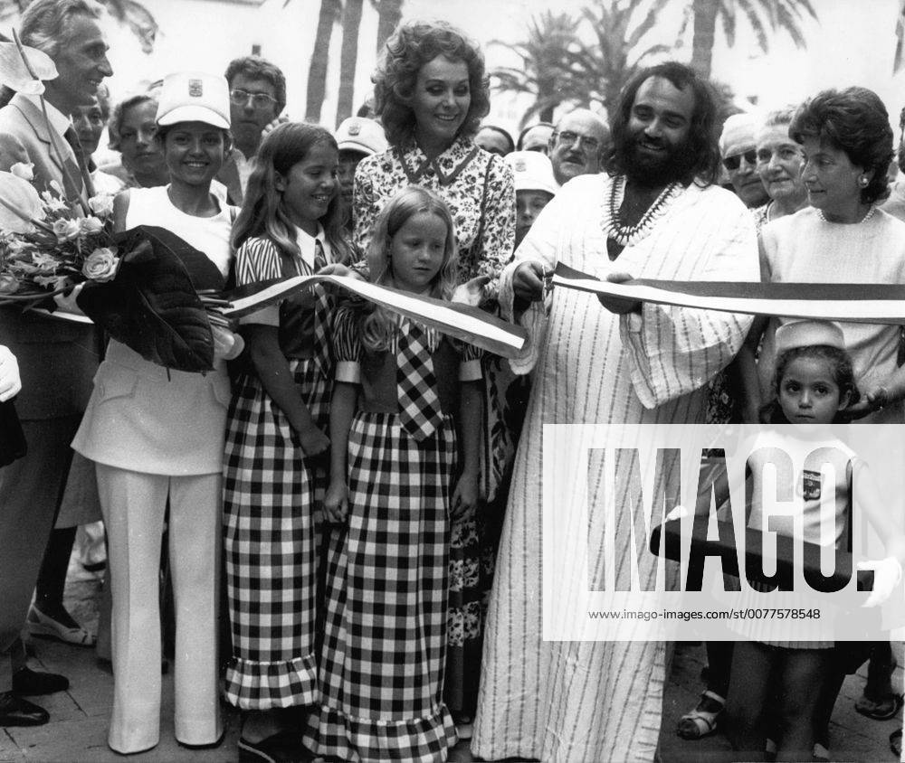 Jul. 24, 1972 - Here is the Greek singer Demis Roussos with comedian David Niven s wife and children, Fiona and Kristinia. - ZUMAk09_ 19720724_baf_k09_005
