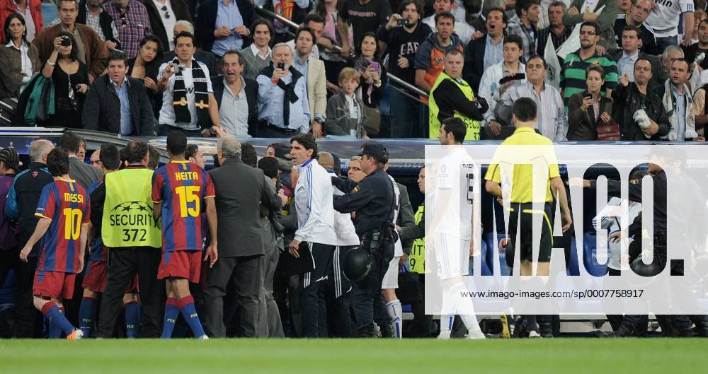 FUSSBALL CHAMPIONS LEAGUE SAISON 2010 2011 Halbfinale 27.04.2011, Real Madrid CF - FC Barcelona; Rangelei, Schiedsrichter Wolfgang Stark (re, GER), beobachtet wie Ordner und Polizei die Spieler der beiden Teams trennen. o0 Streit Spannung Abgang totale