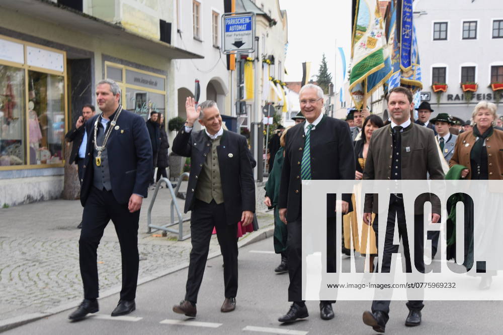 At the market square Parade participants Christian Bauer Mayor Grafing City Thomas Huber Mdl Joachim Herrmann Minister of the Interior Dr Andreas Lenz MdB Grafing City Bavaria 27 10 2024 Leonhardifahrt Grafing