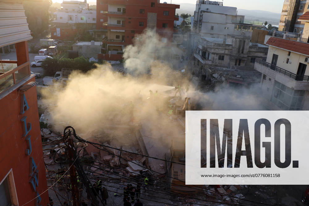 Nahostkonflikt, Libanon, israelischer Luftangriff auf Tyros Lebanese Civil Defense members search for victims, following an Israeli airstrike on buildings in Tyre, South Lebanon, on Monday, October 28, 2024. The Lebanese health ministry said that Israeli strikes on October 28 killed at least 21 people across southern Lebanon, seven among them, including a nurse and three rescuers, in the southern village of Ain Baal. photo by Nizar kashmar LEB2024102801 Nizarxkashmar