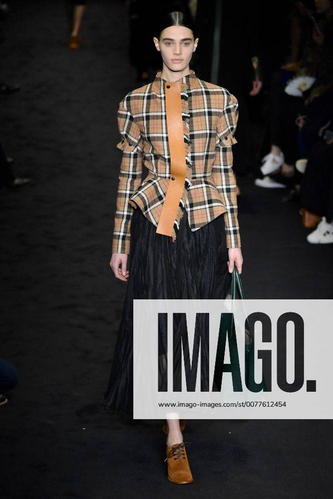 A model presents a creation of Loewe during the Women s Ready-to-Wear Fall Winter 2017 2018 fashion week in Paris, France, on March 3, 2017. ) (yy) FRANCE-PARIS-FASHION WEEK-LOEWE PieroxBiasion