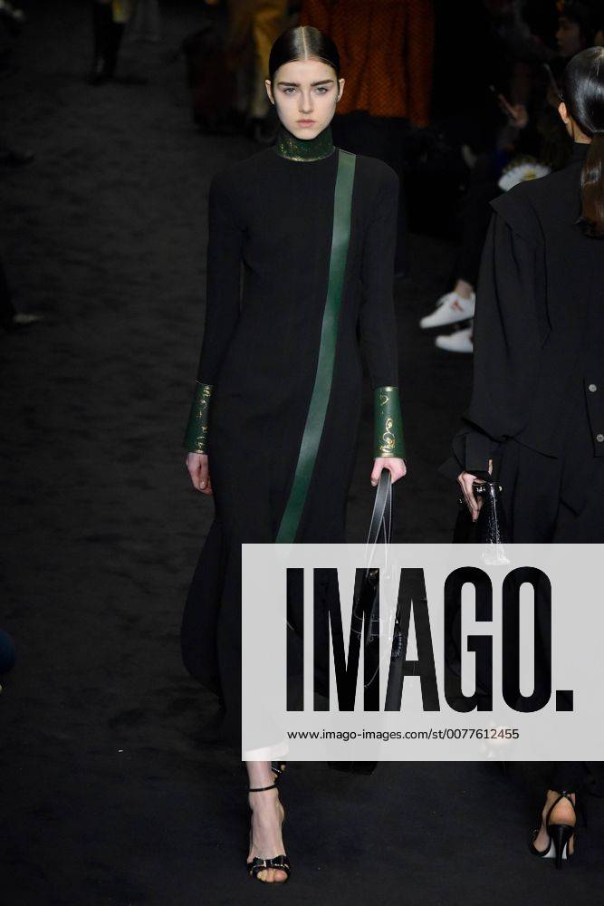 A model presents a creation of Loewe during the Women s Ready-to-Wear Fall Winter 2017 2018 fashion week in Paris, France, on March 3, 2017. ) (yy) FRANCE-PARIS-FASHION WEEK-LOEWE PieroxBiasion