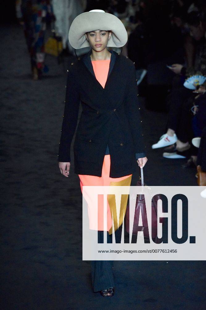 A model presents a creation of Loewe during the Women s Ready-to-Wear Fall Winter 2017 2018 fashion week in Paris, France, on March 3, 2017. ) (yy) FRANCE-PARIS-FASHION WEEK-LOEWE PieroxBiasion