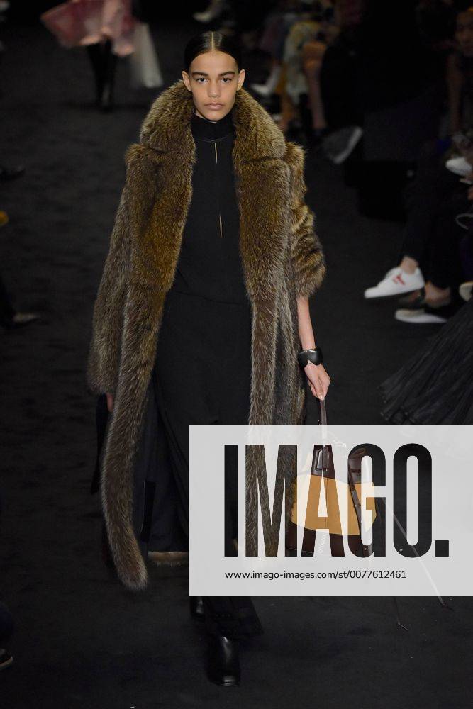 A model presents a creation of Loewe during the Women s Ready-to-Wear Fall Winter 2017 2018 fashion week in Paris, France, on March 3, 2017. ) (yy) FRANCE-PARIS-FASHION WEEK-LOEWE PieroxBiasion