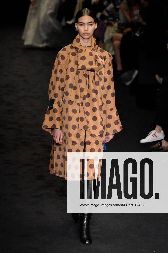 A model presents a creation of Loewe during the Women s Ready-to-Wear Fall Winter 2017 2018 fashion week in Paris, France, on March 3, 2017. ) (yy) FRANCE-PARIS-FASHION WEEK-LOEWE PieroxBiasion