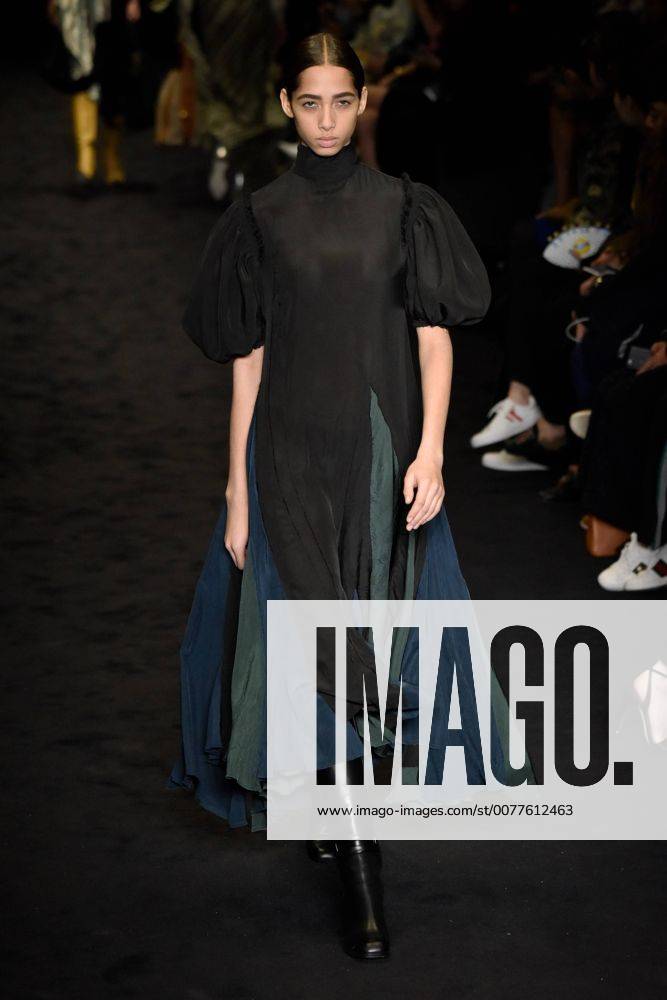 A model presents a creation of Loewe during the Women s Ready-to-Wear Fall Winter 2017 2018 fashion week in Paris, France, on March 3, 2017. ) (yy) FRANCE-PARIS-FASHION WEEK-LOEWE PieroxBiasion