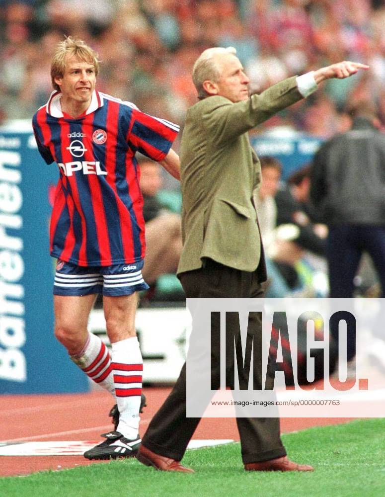 Klinsmann war über die Auswechslung durch Trapattoni furchtbar wütend Fußball 1. BL Herren Spiel FC Bayern München - SC Freiburg, Ergebnis 0:0 Gruppe Olympiastadion München Enttäuschung, Wut,