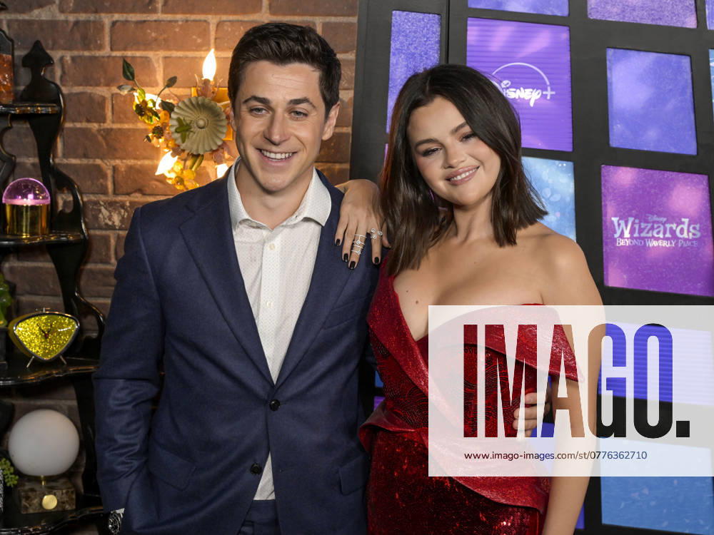 Bilder des Jahres 2024, Entertainment 10 Oktober October 28, 2024, Hollywood, California, USA: David Henrie and Selena Gomez attend the World Premiere Of Disney s Wizards Beyond Waverly Place Hollywood USA - ZUMAb173 20241028_aap_b173_028
