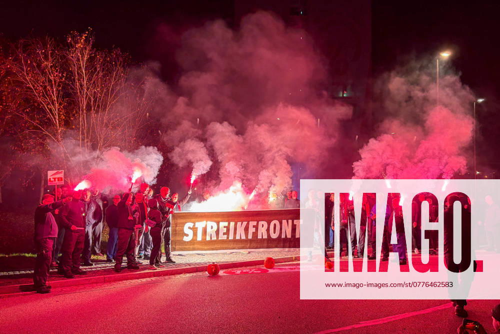 Deutschland, Warnstreik bei Koenig und Bauer in Radebeul Radebeul - IG Metall ruft zum Warnstreik auf: Mitarbeiter von König & Bauer legen Arbeit nieder 29.10.2024 gegen 0 Uhr Radebeul, Friedrich-List-Straße (Firma König & Bauer ) Die IG Metall ruft ab Dienstag zu Warnstreiks in der deutschen Metall- und Elektroindustrie auf, um eine Lohnerhöhung von sieben Prozent für ihre 3,9 Millionen Mitglieder durchzusetzen. Die Arbeitgeber bieten bislang 3,6 Prozent über 27 Monate, was sie mit einer schwachen Konjunktur und Auftragsmangel begründen. Die IG Metall fordert dagegen eine Erhöhung zur Stärkung der Kaufkraft. Erste Proteste fanden in der Nacht zu Dienstag unter anderem auch beim Druckmaschinenhersteller König & Bauer in Radebeul bei Dresden statt. Dort haben sich rund 50 Leute zu