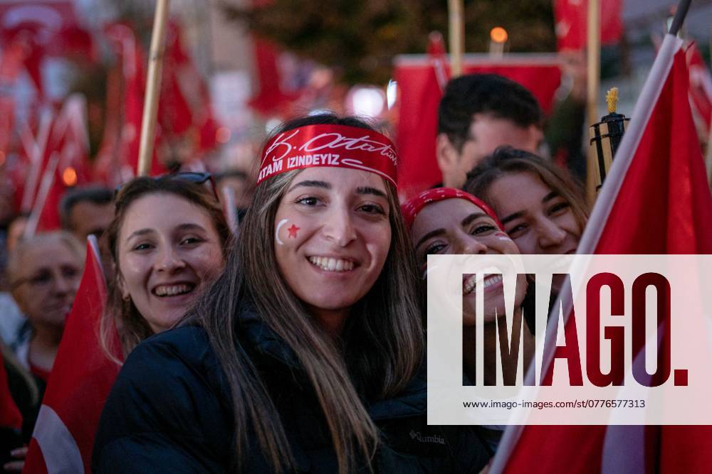 Bilder des Jahres 2024, News 10 Oktober Türkei, Feierlichkeiten zum Nationalfeiertag, 101 Jahre Staatsgründung in Istanbul October 29, 2024, Sisli, Istanbul, Turkey: People pose during the Republic March held for the 101st anniversary of the Republic of Turkey in Sisli, Istanbul, on October 29, 2024. Turkey is celebrating the 101st anniversary of the Republic of Turkey founded by Mustafa Kemal Ataturk. Sisli Turkey - ZUMAu194 20241029_zip_u194_007
