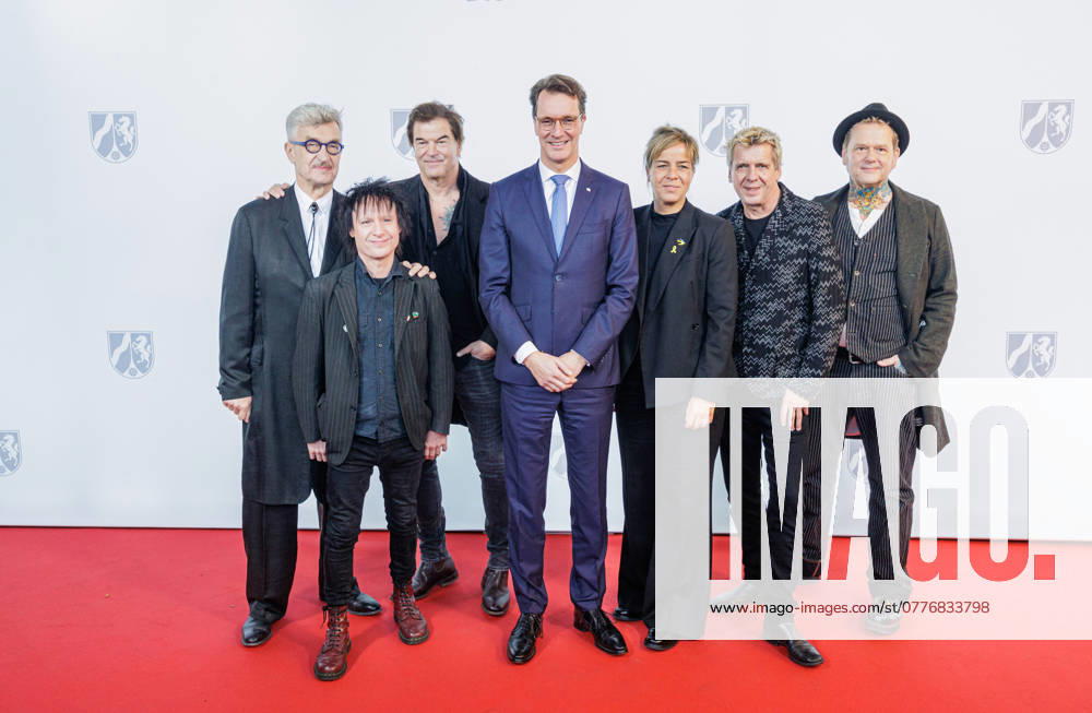 Düsseldorf Prize for Punk Die Toten Hosen are honored with the State Prize of North Rhine-Westphalia at Roncalli s Apollo Varieté Here with NRW Minister President Hendrik Wüst, his deputy Mona Neubaur and director Wim Wenders Düsseldorf Roncalli s Apollo Varieté North Rhine-Westphalia Germany