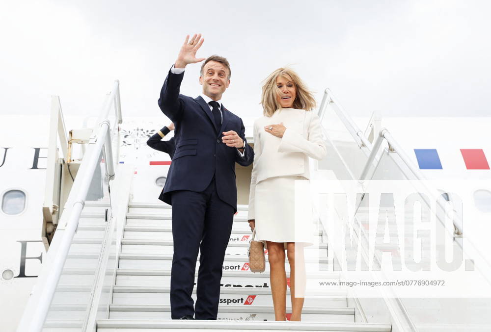 Marokko, Staatsbesuch von Emmanuel Macron - Tag 3 French President Emmanuel Macron and First Lady Brigitte Macron at the airport of Sale north of Rabat Departure ceremony of French President Emmanuel Macron and his wife First Lady Brigitte Macron in the presence of Aziz Akhannouch, chef du gouvernement du Maroc à laéroport de Salé au nord de Rabat le 30 octobre 2024 Dominique Jacovides Bestimage French President Emmanuel Macron and his wife First Lady Brigitte Macron at the airport of Sale north of Rabat on October 30, 2024, as the presidential couple prepares to leave Morocco at the end of their visit Rabat Maroc