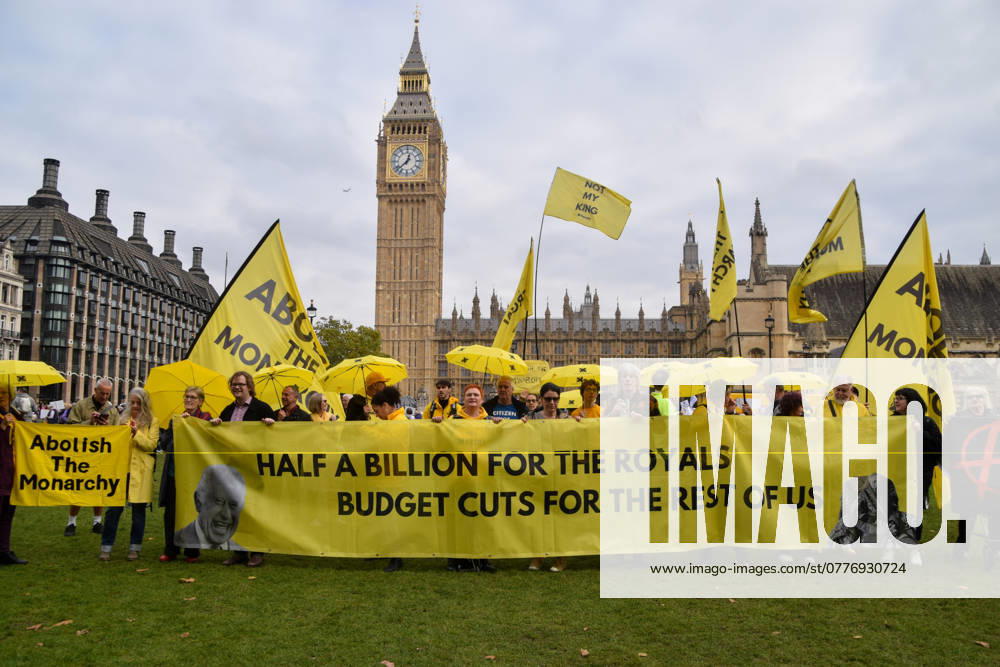 Großbritannien, Anti-Monarchie Proteste in London October 30, 2024, London, United Kingdom: Protesters hold a banner critical of payments to the royal family and budget cuts for the rest of the population, as anti-monarchy group Republic stage a protest in Parliament Square on Budget Day. London United Kingdom - ZUMAs197 20241030_aaa_s197_129