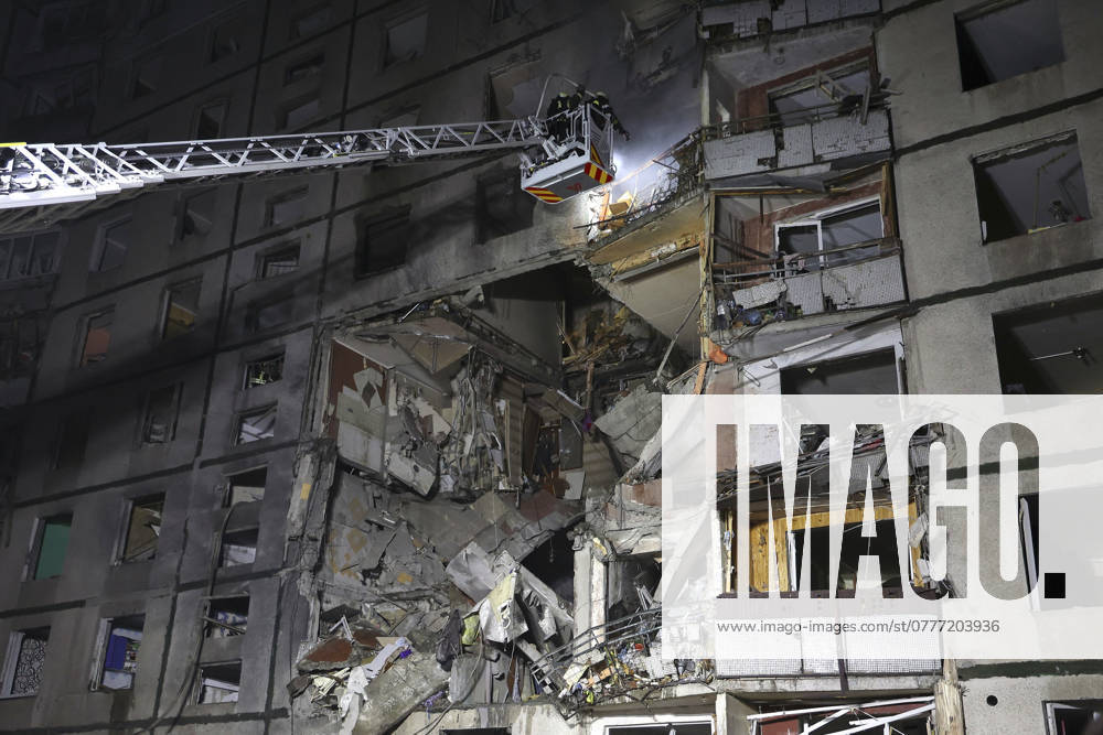 KW44 Bilder des Jahres 2024, News 10 Oktober KHARKIV, UKRAINE - OCTOBER 31, 2024 - Rescuers use an aerial ladder to put out a fire in a nine-storey residential building damaged by a Russian glide bomb, Kharkiv, northeastern Ukraine. An 11-year-old boy was killed and 34 residents were injured in the bombing. Russian bomb strikes Kharkiv apartment block