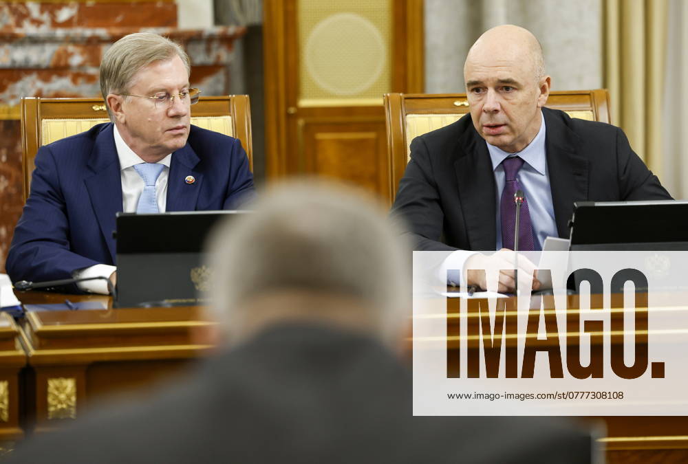 RUSSIA, MOSCOW - OCTOBER 31, 2024: Russia s Deputy Prime Minister Vitaly Savelyev (L) and Finance Minister Anton Siluanov attend a meeting at the House of the Government. Dmitry Astakhov POOL TASS 75549300