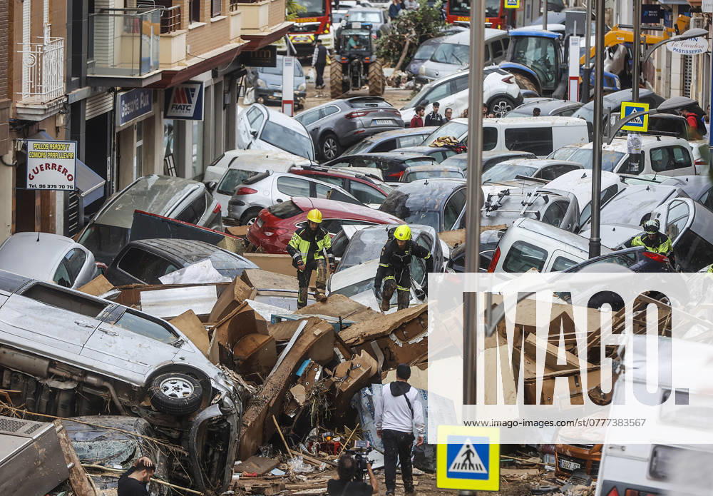 Spanien, Eindrücke nach Unwetter und Überschwemmungen aus Valencia The DANA leaves more than a hundred fatalities in Valencia Dozens of cars piled up, on October 31, 2024, in Sedaví, Valencia, Valencian Community Spain This morning the search for the missing has resumed in the areas affected by the ana in the Valencian Community, which has claimed the lives of more than 100 people, for the moment In addition, the material damage is countless with roads cut off and areas cut off by water, Many municipalities are without drinking water and some 75,000 people are without electricity in the province of Valencia as a result of the storm This DANA is the most tragic atmospheric catastrophe to have occurred in Spain in more than half a century 31 OCTOBER 2024 DANA RIADA UTIEL COCHES TRAGEDY MUD PIXELADA VALENCIA