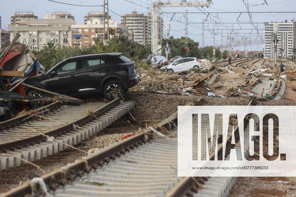 Spanien, Eindrücke nach Unwetter und Überschwemmungen aus Valencia The DANA leaves more than a hundred fatalities in Valencia Dozens of cars piled up on the train tracks, on October 31, 2024, in Sedaví, Valencia, Comunidad Valenciana Spain This morning the search for the missing has resumed in the areas affected by the ana in the Valencian Community, which has claimed the lives of more than 100 people, for the moment In addition, the material damage is countless with roads cut off and areas cut off by water, Many municipalities are without drinking water and some 75,000 people are without electricity in the province of Valencia as a result of the storm This DANA is the most tragic atmospheric catastrophe to have occurred in Spain in more than half a century 31 OCTOBER 2024 DANA RIADA UTIEL COCHES TRAGEDY