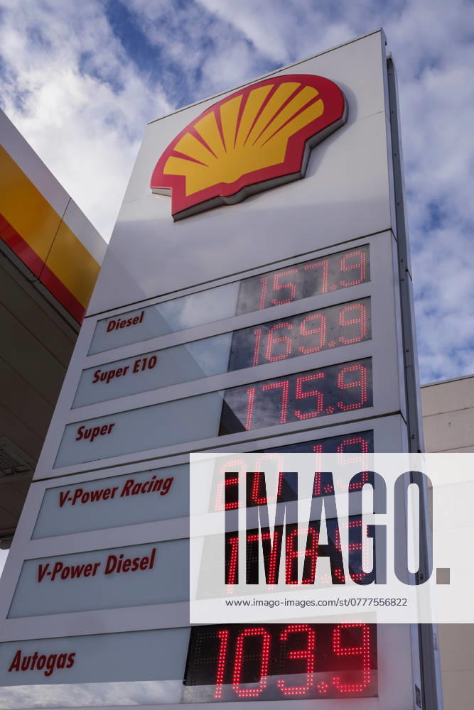 Digital price board at a Shell petrol station Nordrhein-Westfalen Deutschland, Germany GMS17940